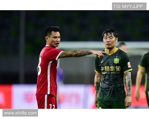 足球明星街头挑战假人踢球视频引发热议网友纷纷点赞分享精彩瞬间